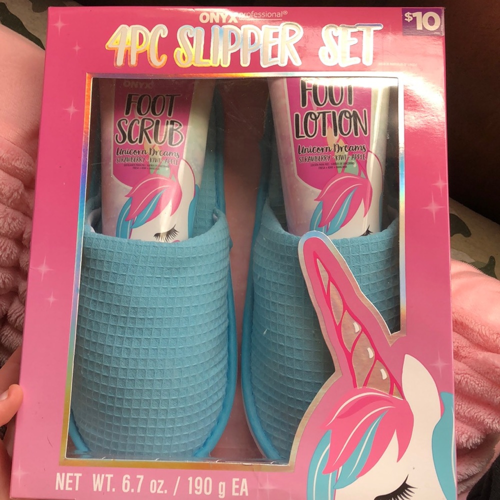 Got this and never opened it has foot scrub and foot lotion that comes with it